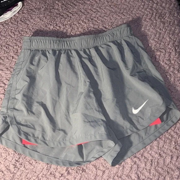 4 pairs of women’s Nike running shorts. Extra small/small. - Picture 10 of 13